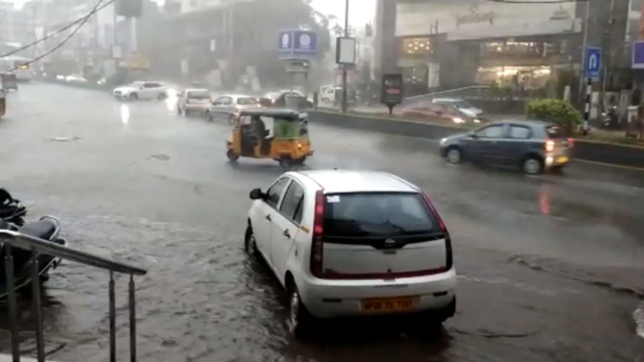 హైదరాబాద్కు మూడు రోజులు పాటు వర్ష సూచన.. ఎల్లో అలర్ట్ జారీ.. హైదరాబాద్కు మూడు రోజులు పాటు వర్ష సూచన.. ఎల్లో అలర్ట్ జారీ..