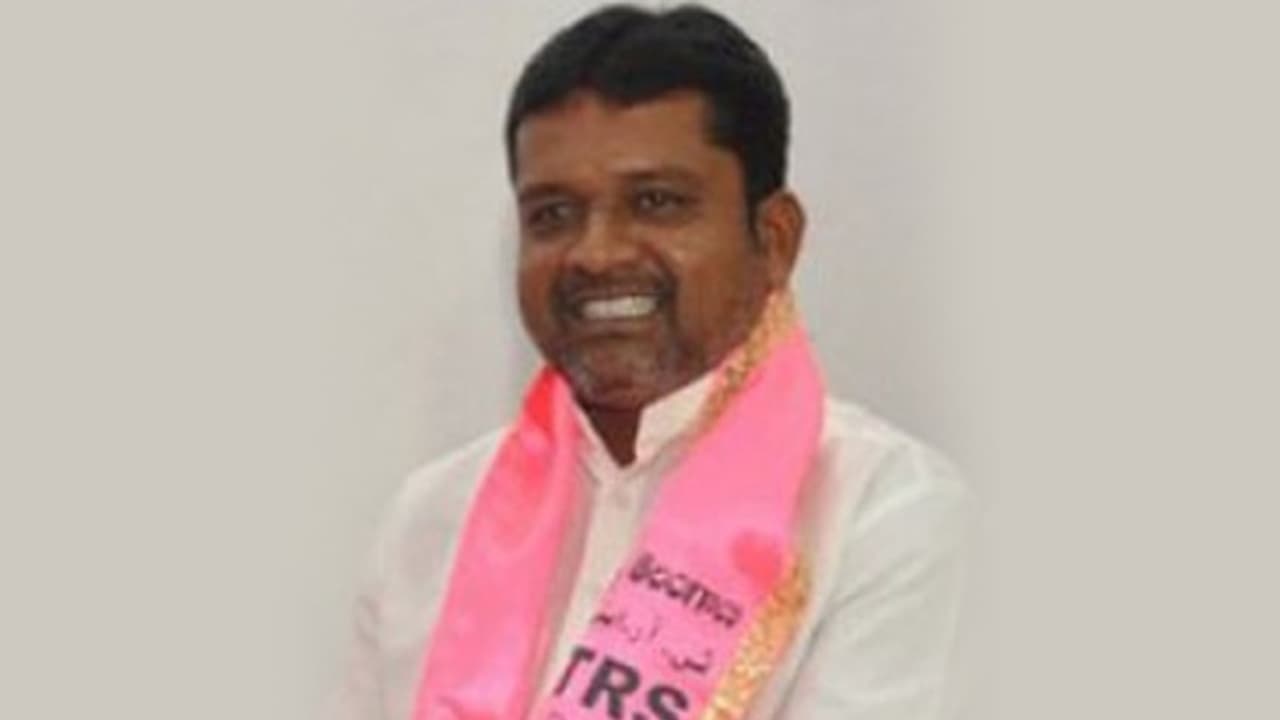 మరో వివాదంలో టిఆర్ఎస్ పుట్టా మధు (వీడియో) మరో వివాదంలో టిఆర్ఎస్ పుట్టా మధు (వీడియో)