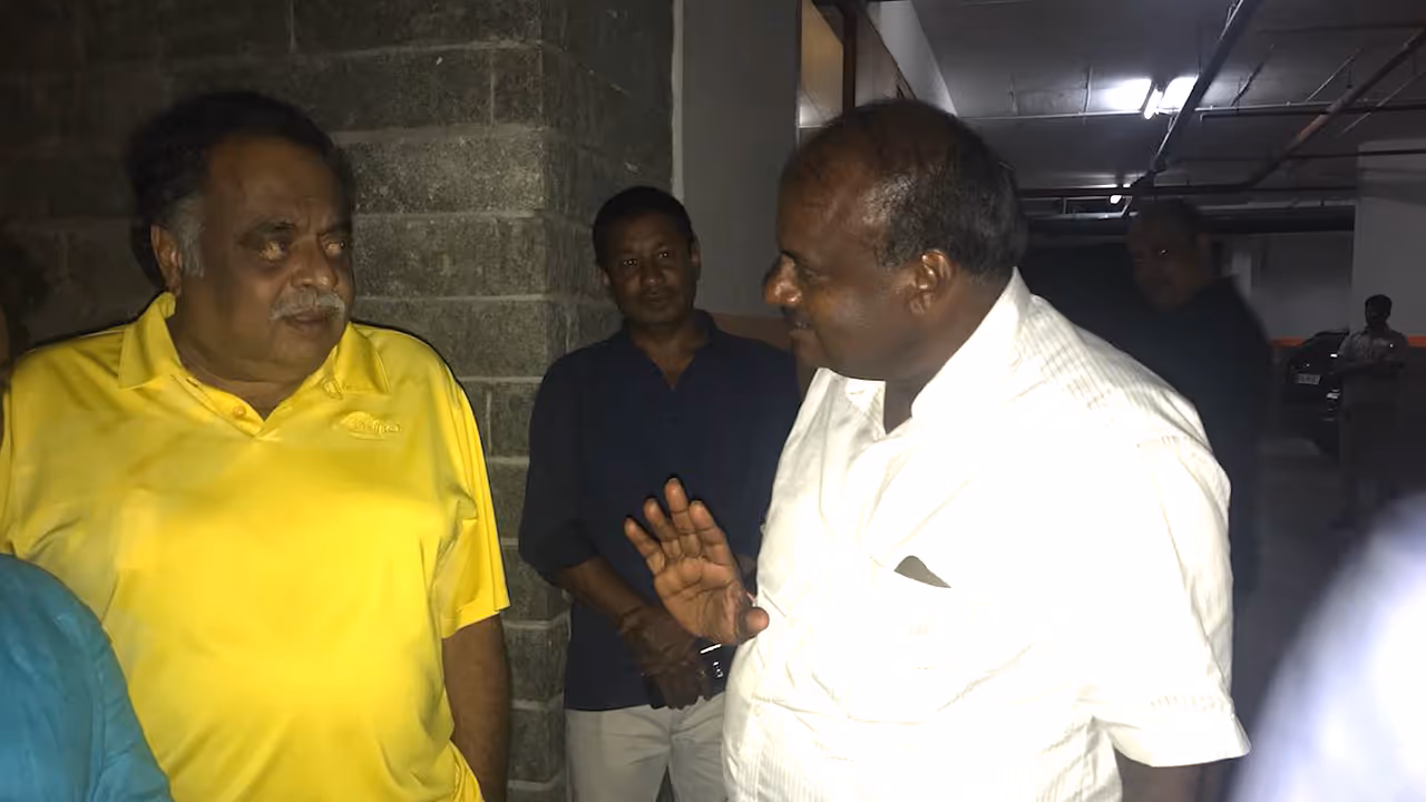 Ambareesh meets Kumaraswamy: Will the Rebel Star ditch Congress for JD(S)? Ambareesh meets Kumaraswamy: Will the Rebel Star ditch Congress for JD(S)?