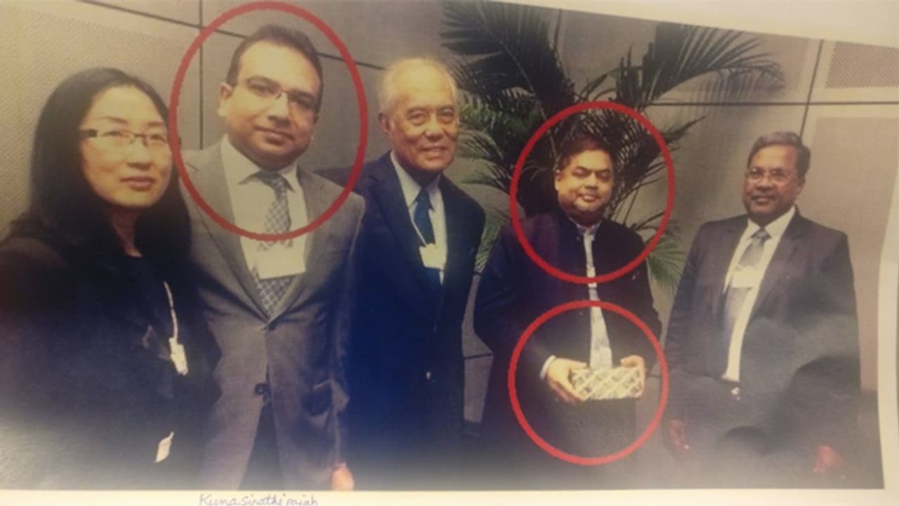 ಪರಾರಿಕೋರ ಉದ್ಯಮಿಯ ಜೊತೆಯಲ್ಲಿ ಸಿದ್ದರಾಮಯ್ಯ ಚಿತ್ರ ಪರಾರಿಕೋರ ಉದ್ಯಮಿಯ ಜೊತೆಯಲ್ಲಿ ಸಿದ್ದರಾಮಯ್ಯ ಚಿತ್ರ