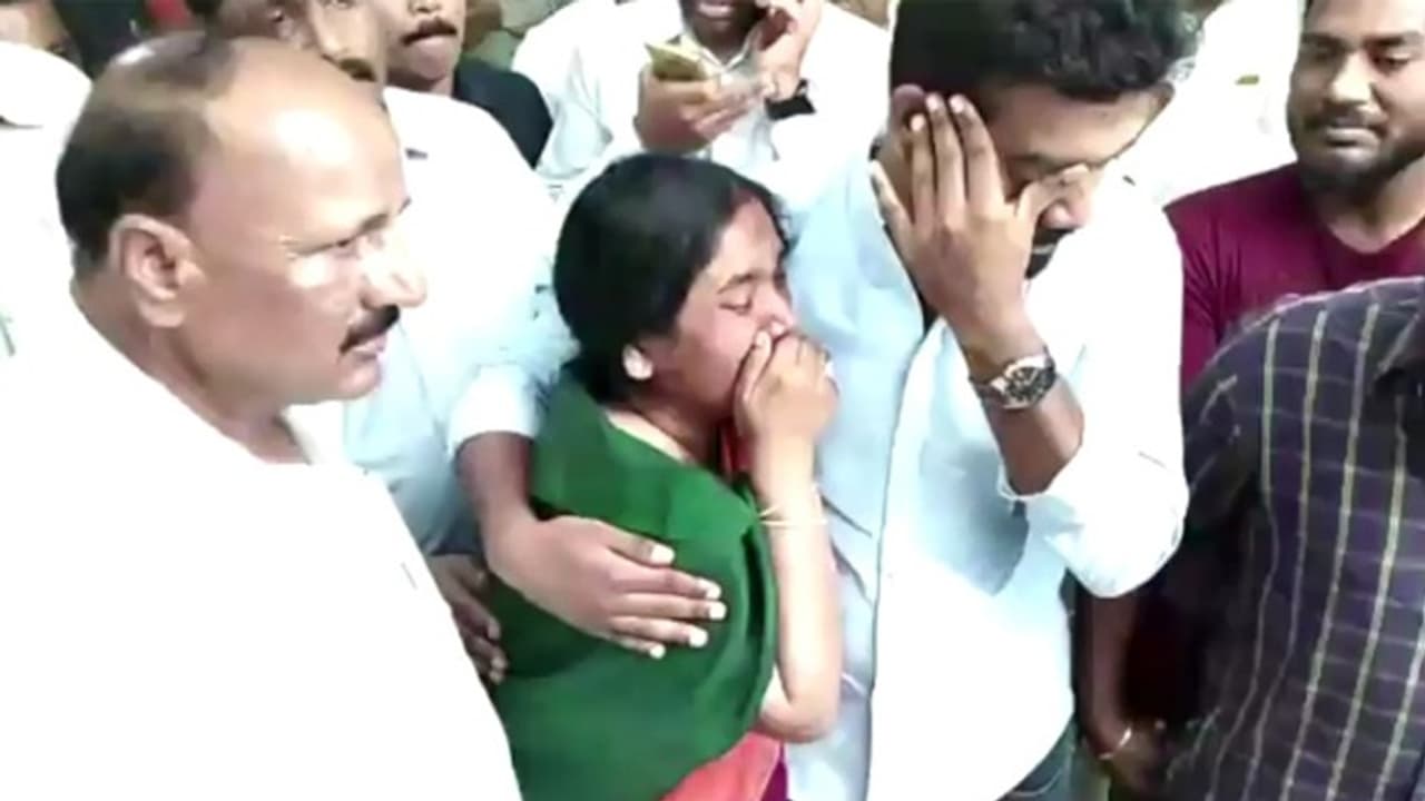 టీడీపీ నేత, మాజీ మంత్రి పరిటాల సునీత ఇంట్లో విషాదం టీడీపీ నేత, మాజీ మంత్రి పరిటాల సునీత ఇంట్లో విషాదం