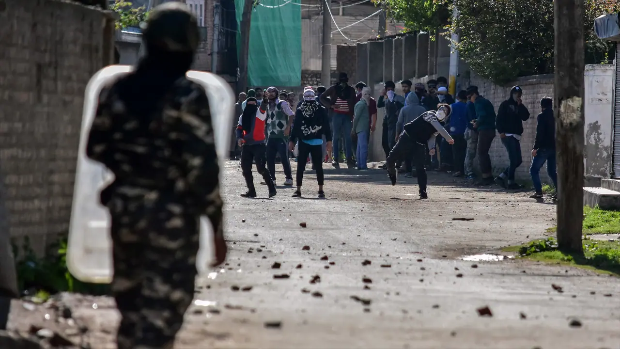 जानें क्यों खूंखार अलगाववादियों और पत्थरबाजों के लिए मोदी सरकार ने चुनी योगी की जेल जानें क्यों खूंखार अलगाववादियों और पत्थरबाजों के लिए मोदी सरकार ने चुनी योगी की जेल