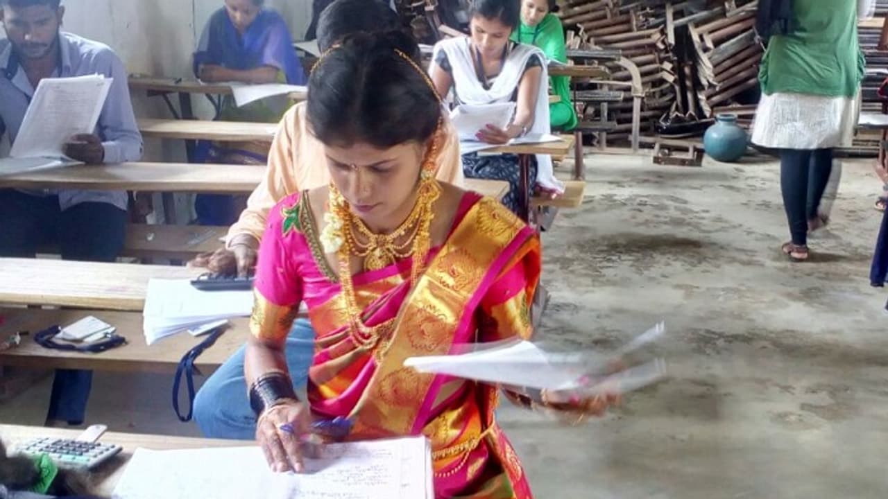 ಬಿಕಾಂ ಪರೀಕ್ಷೆ ಹಾಲ್ಗೆ ನೇರವಾಗಿ ಬಂದ ಮಧುವಣಗಿತ್ತಿ ಬಿಕಾಂ ಪರೀಕ್ಷೆ ಹಾಲ್ಗೆ ನೇರವಾಗಿ ಬಂದ ಮಧುವಣಗಿತ್ತಿ