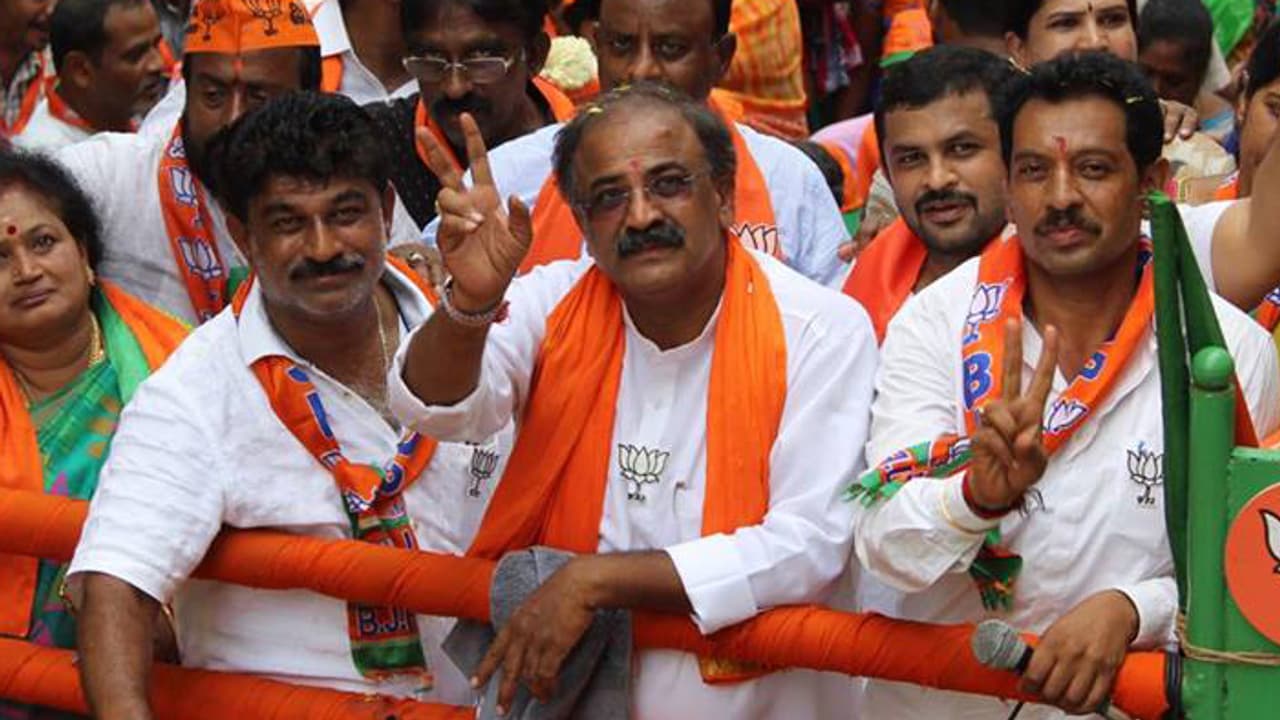 ತೆಲಂಗಾಣ ರಾಜಕೀಯಕ್ಕೆ ಬಿಜೆಪಿ ಶಾಸಕ ಲಿಂಬಾವಳಿ ಎಂಟ್ರಿ ತೆಲಂಗಾಣ ರಾಜಕೀಯಕ್ಕೆ ಬಿಜೆಪಿ ಶಾಸಕ ಲಿಂಬಾವಳಿ ಎಂಟ್ರಿ