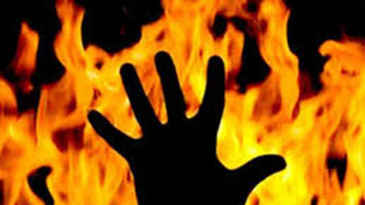 తల్లిదండ్రులను ఇంట్లో బధించి...ఇంటిపై పెట్రోల్ పోసి నిప్పంటించిన కొడుకు తల్లిదండ్రులను ఇంట్లో బధించి...ఇంటిపై పెట్రోల్ పోసి నిప్పంటించిన కొడుకు