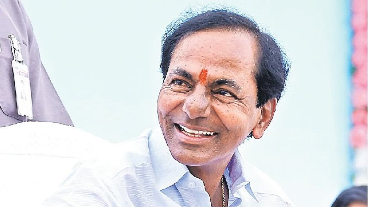 మంత్రులతో కేసీఆర్ కీలకబేటీ: ఏం జరుగుతోంది?