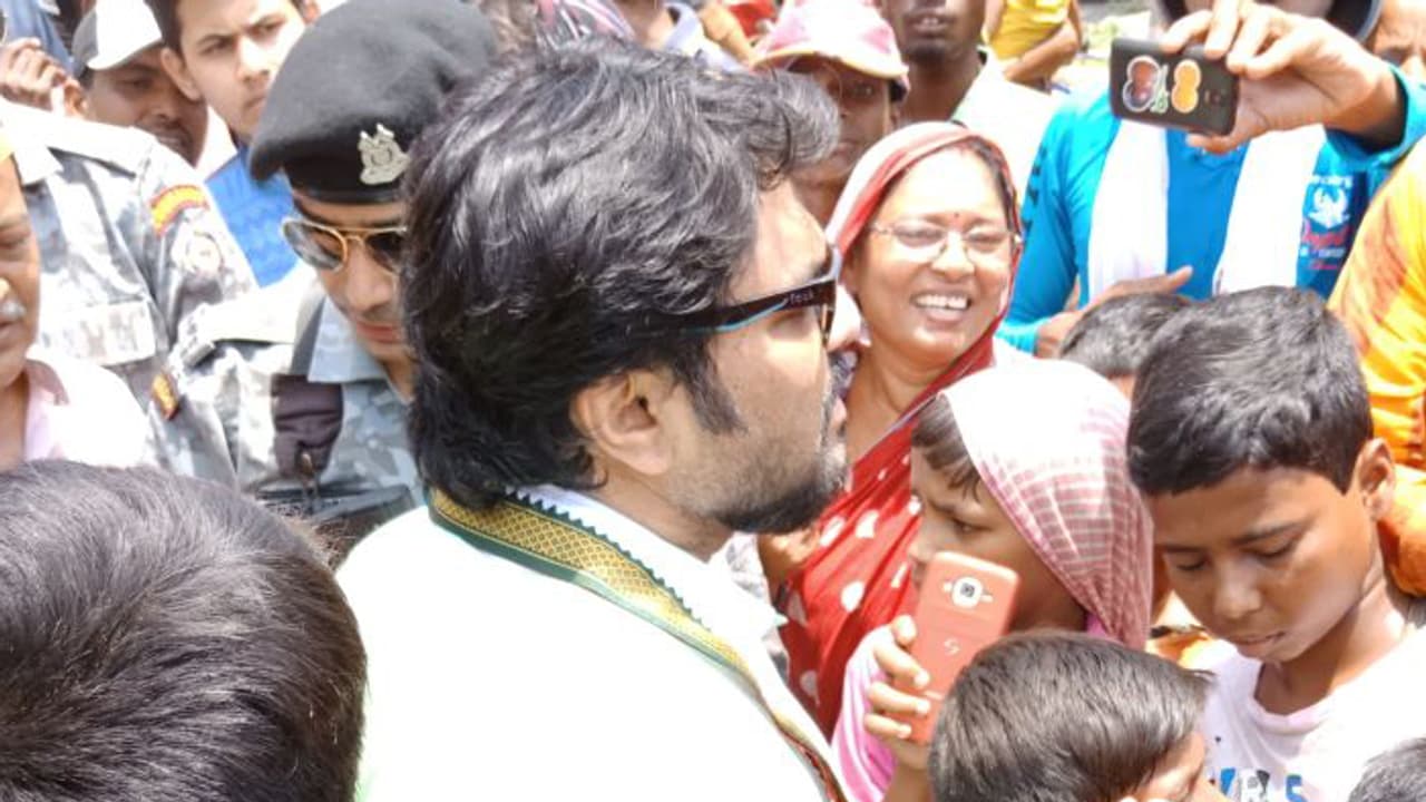 ಮಹಿಳೆಯರು ಸುರಕ್ಷತೆಗಾಗಿ ಕೈಯಲ್ಲಿ ಖಡ್ಗ ಹಿಡಿದುಕೊಳ್ಳಬೇಕು: ಕೇಂದ್ರ ಸಚಿವ ಮಹಿಳೆಯರು ಸುರಕ್ಷತೆಗಾಗಿ ಕೈಯಲ್ಲಿ ಖಡ್ಗ ಹಿಡಿದುಕೊಳ್ಳಬೇಕು: ಕೇಂದ್ರ ಸಚಿವ