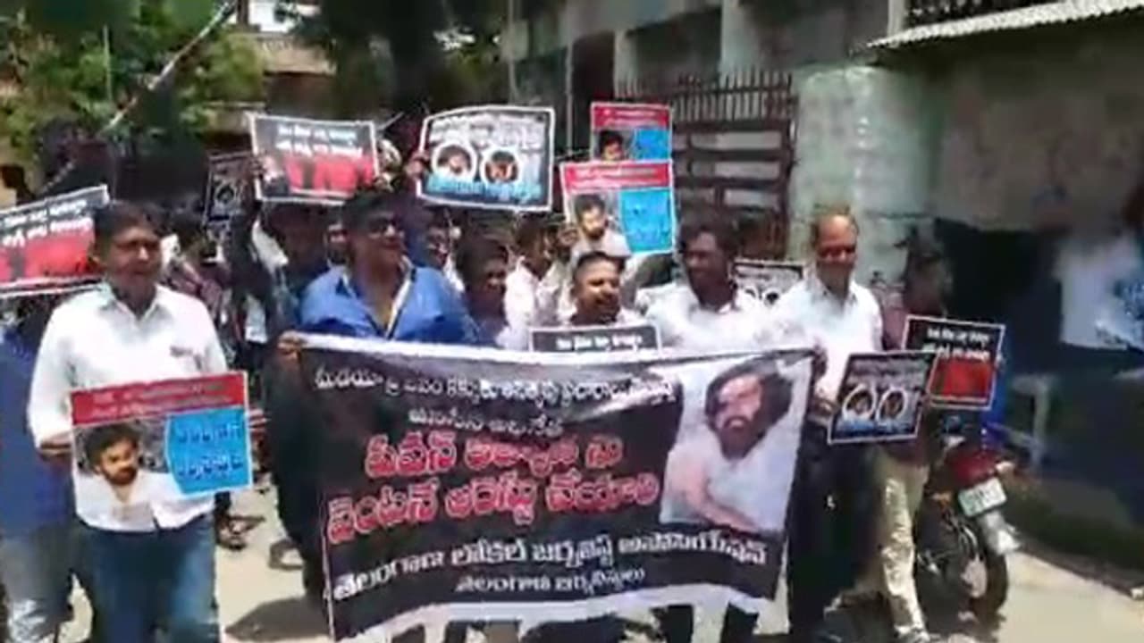 పవన్ కాదు ప్యాకేజీ కళ్యాణ్ : తెలంగాణ జర్నలిస్టులు ఫైర్ పవన్ కాదు ప్యాకేజీ కళ్యాణ్ : తెలంగాణ జర్నలిస్టులు ఫైర్