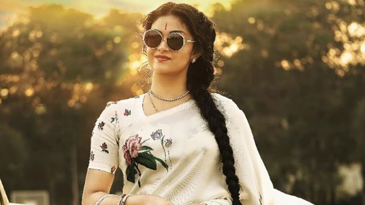 సావిత్రి కీర్తి సురేష్ కు కష్టాలు తెచ్చిపెట్టిందట