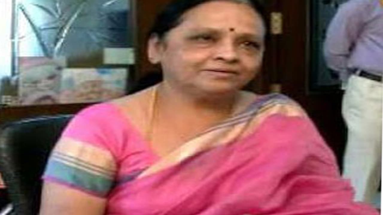 మాజీ ఎమ్మెల్యే కంట కన్నీరు.. వారసురాలిపై కక్ష సాధిస్తున్నారని..