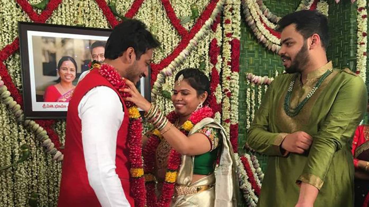 భూమా దంపతుల ఫోటోలతో అఖిలప్రియ పెళ్లి పత్రిక భూమా దంపతుల ఫోటోలతో అఖిలప్రియ పెళ్లి పత్రిక