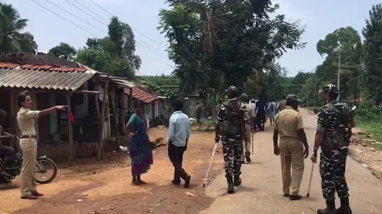 ಕರ್ನಾಟಕ ಮತದಾನ: ರಾಜ್ಯದ ಹಲವೆಡೆ ಗಲಾಟೆ, ಕಲ್ಲುತೂರಾಟ ಕರ್ನಾಟಕ ಮತದಾನ: ರಾಜ್ಯದ ಹಲವೆಡೆ ಗಲಾಟೆ, ಕಲ್ಲುತೂರಾಟ