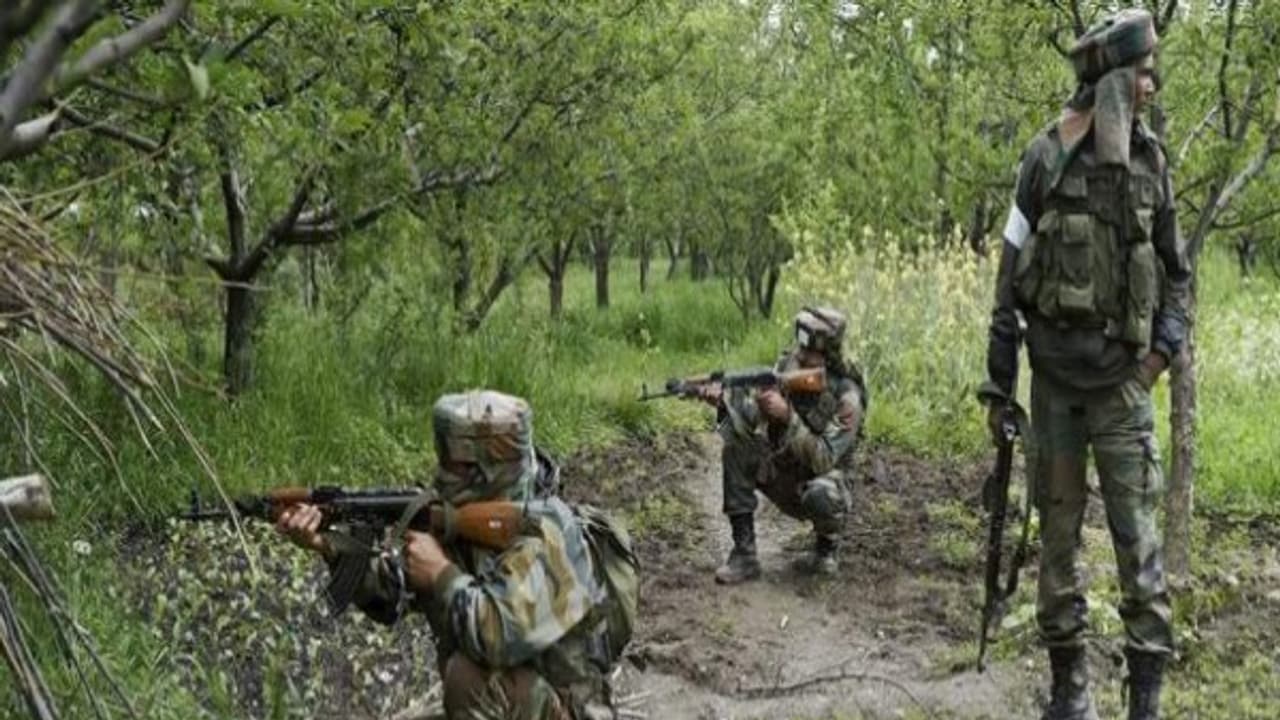 ஜம்மு காஷ்மீரில் துப்பாக்கி சூடு 4 ராணுவ வீரர்கள் வீர மரணம் ..! தீவிரவாதிகள் 3 பேர் சுட்டுக் கொலை..! ஜம்மு காஷ்மீரில் துப்பாக்கி சூடு 4 ராணுவ வீரர்கள் வீர மரணம் ..! தீவிரவாதிகள் 3 பேர் சுட்டுக் கொலை..!