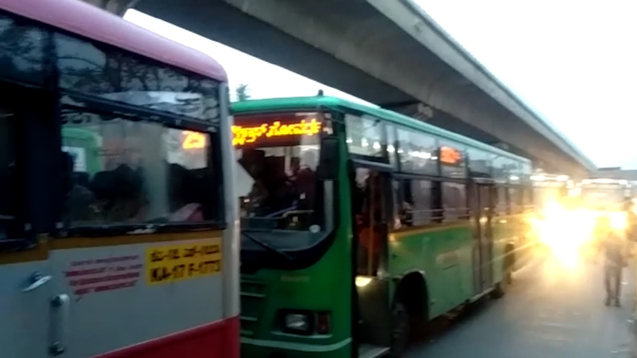 ಬೆಂಗಳೂರಿನಲ್ಲಿ ಭಾರೀ ಸಂಚಾರ ದಟ್ಟಣೆ ಬೆಂಗಳೂರಿನಲ್ಲಿ ಭಾರೀ ಸಂಚಾರ ದಟ್ಟಣೆ