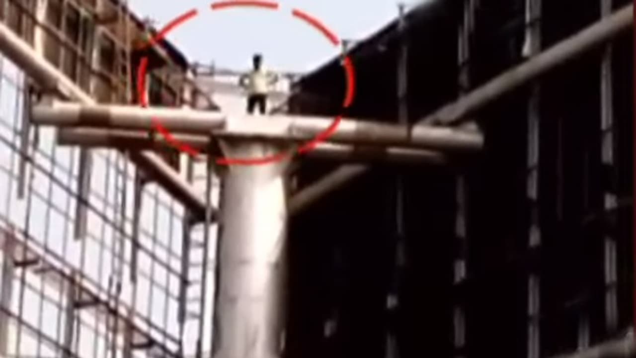 హోర్డింగ్ ఎక్కిన హోంగార్డ్.. ఫుల్ ట్రాఫిక్ జామ్ హోర్డింగ్ ఎక్కిన హోంగార్డ్.. ఫుల్ ట్రాఫిక్ జామ్