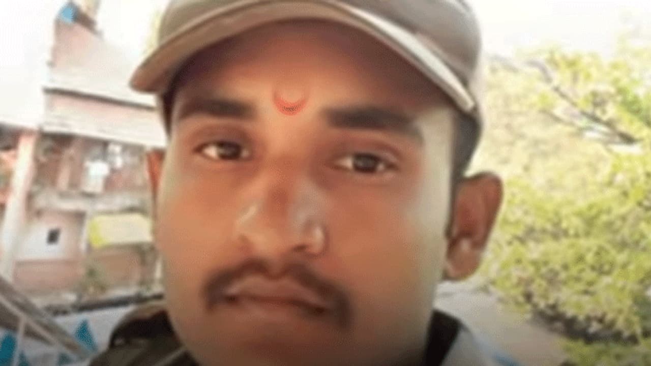 ಪ್ರಾಣ ಪಣಕ್ಕಿಟ್ಟು ರೈಲಿಗೆ ಸಿಲುಕುತ್ತಿದ್ದ ಮಗು ರಕ್ಷಿಸಿದ ಯೋಧ ಪ್ರಾಣ ಪಣಕ್ಕಿಟ್ಟು ರೈಲಿಗೆ ಸಿಲುಕುತ್ತಿದ್ದ ಮಗು ರಕ್ಷಿಸಿದ ಯೋಧ