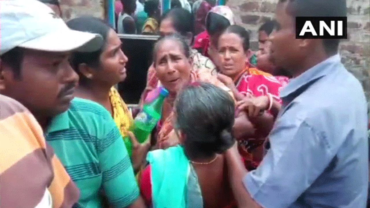 ಪಶ್ಚಿಮ ಬಂಗಾಳ ಪಂಚಾಯತ್ ಚುನಾವಣೆ : ಹಿಂಸಾಚಾರದಲ್ಲಿ ಐವರ ಸಾವು ಪಶ್ಚಿಮ ಬಂಗಾಳ ಪಂಚಾಯತ್ ಚುನಾವಣೆ : ಹಿಂಸಾಚಾರದಲ್ಲಿ ಐವರ ಸಾವು