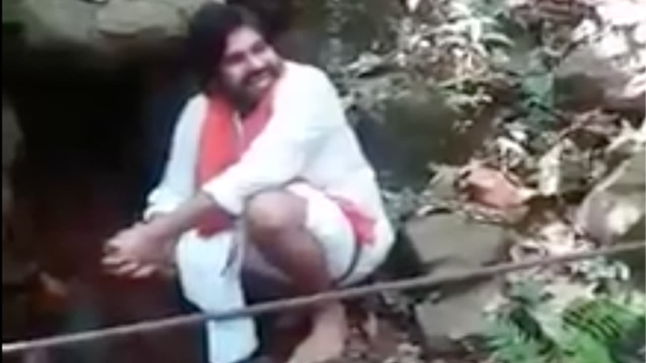 శ్రీకాళహస్తి ఆలయంలో పవన్ కల్యాణ్: ద్వారాలన్నీ మూసేస్తే... శ్రీకాళహస్తి ఆలయంలో పవన్ కల్యాణ్: ద్వారాలన్నీ మూసేస్తే...