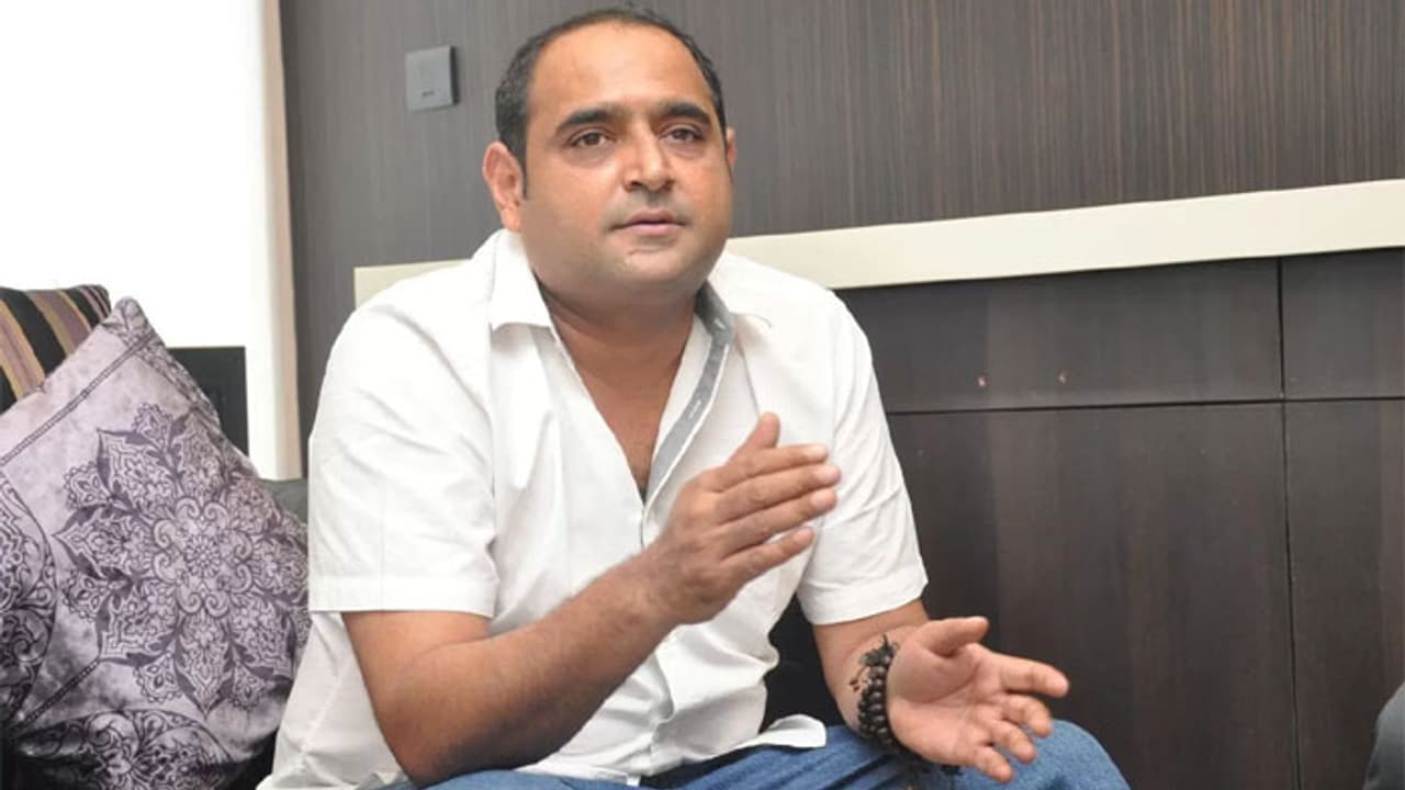 ప్రతి సినిమాలో హీరోయిన్ పేరు ప్రియా.. కారణం చెప్పిన విక్రమ్