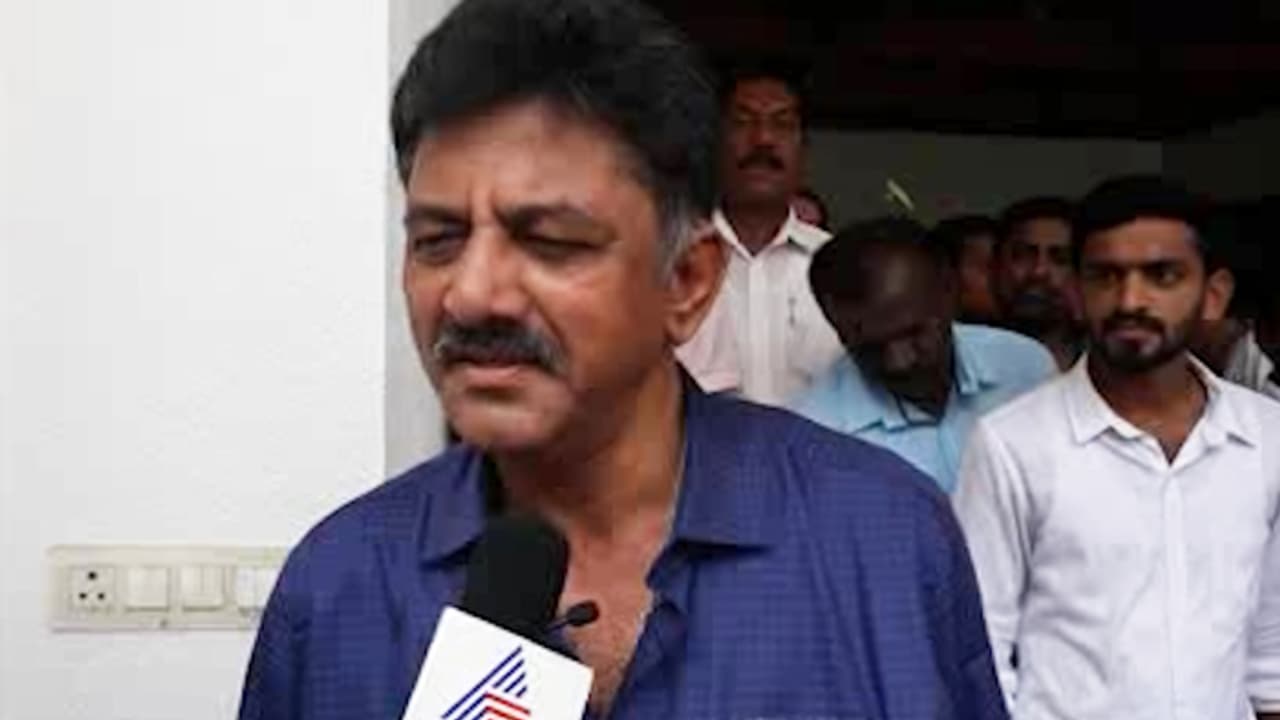 ಪಕ್ಷೇತರ ಅಭ್ಯರ್ಥಿ ಹೈ ಜಾಕ್ ಮಾಡಿದ ಡಿ.ಕೆ ಶಿವಕುಮಾರ್