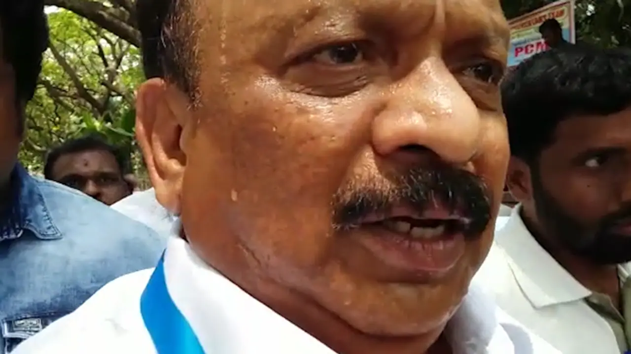 Karnataka Congress issues show cause notice, disgruntled Roshan Baig refuses to read it Karnataka Congress issues show cause notice, disgruntled Roshan Baig refuses to read it