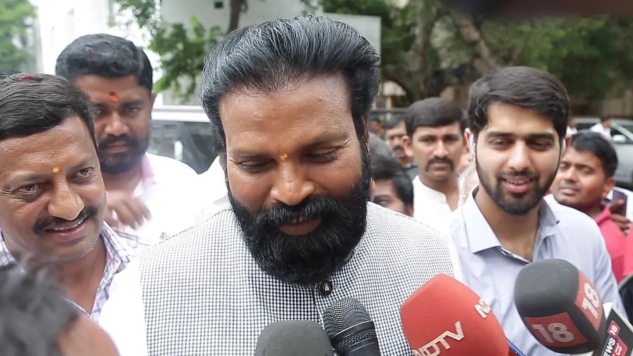 ಖಾತೆ ಬದಲಾವಣೆ: ಸಿಎಂ ಭೇಟಿ ಬಳಿಕ ತಮ್ಮ ಆಪ್ತರ ಬಳಿ ಸ್ಫೋಟಕ ಮಾಹಿತಿ ಬಿಚ್ಚಿಟ್ಟ ಶ್ರೀರಾಮುಲು..! ಖಾತೆ ಬದಲಾವಣೆ: ಸಿಎಂ ಭೇಟಿ ಬಳಿಕ ತಮ್ಮ ಆಪ್ತರ ಬಳಿ ಸ್ಫೋಟಕ ಮಾಹಿತಿ ಬಿಚ್ಚಿಟ್ಟ ಶ್ರೀರಾಮುಲು..!