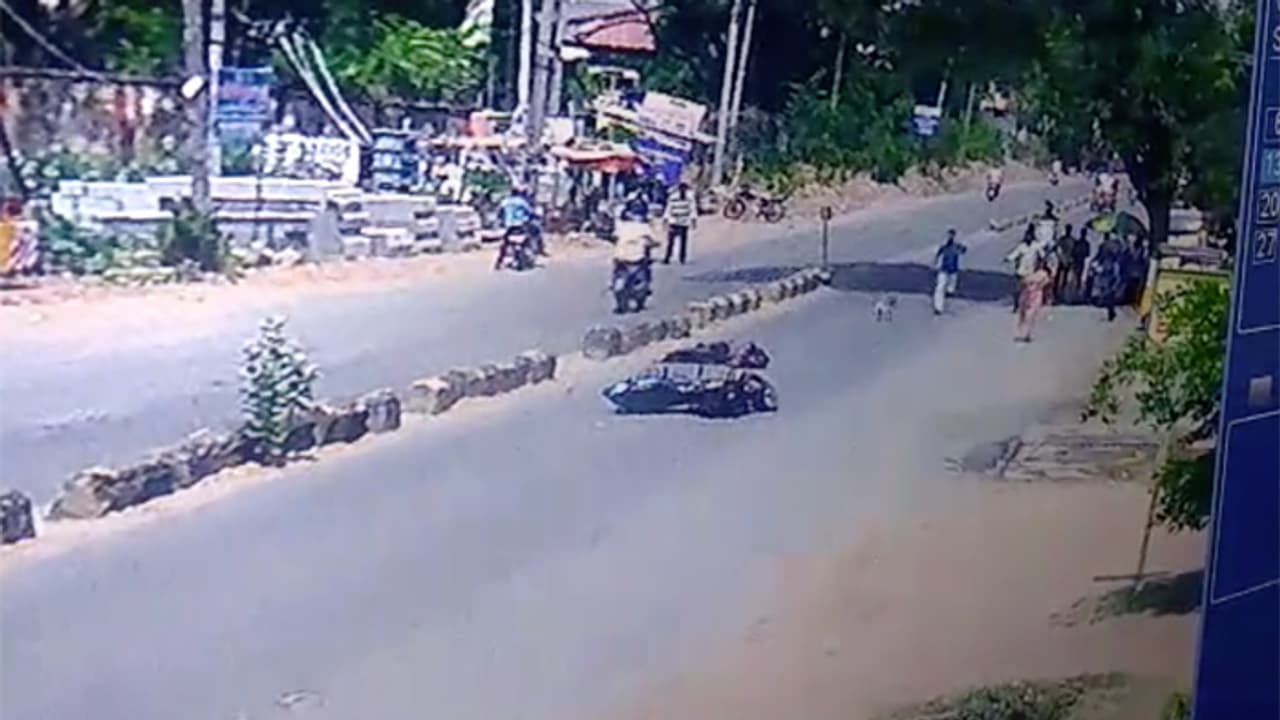 కుక్కని తప్పించబోయి ప్రాణాలు కోల్పోయాడు (వీడియో) కుక్కని తప్పించబోయి ప్రాణాలు కోల్పోయాడు (వీడియో)