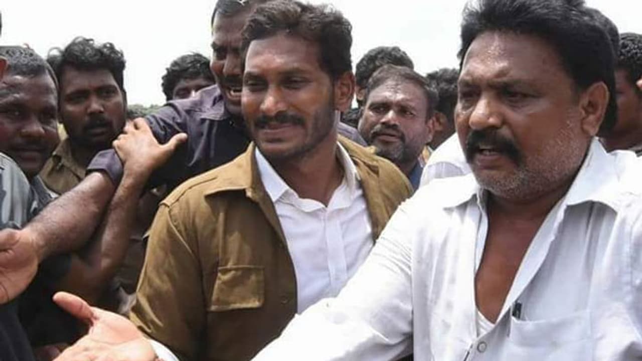 ఆటో డ్రైవర్ అవతారమెత్తిన జగన్: పడవ ప్రమాదంపై స్పందన ఆటో డ్రైవర్ అవతారమెత్తిన జగన్: పడవ ప్రమాదంపై స్పందన