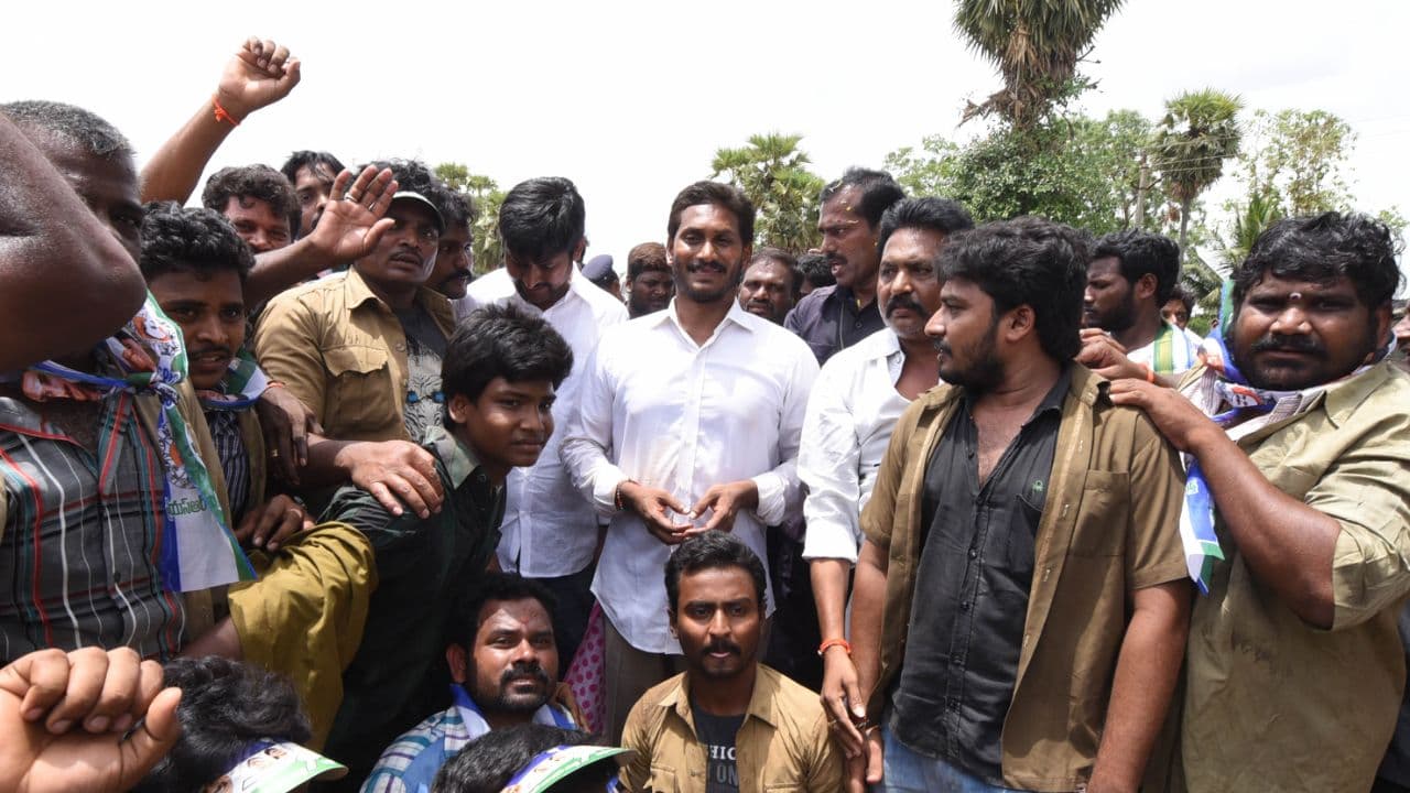 ఆటో నడిపిన వైఎస్ జగన్ ( ఫొటోలు ) ఆటో నడిపిన వైఎస్ జగన్ ( ఫొటోలు )