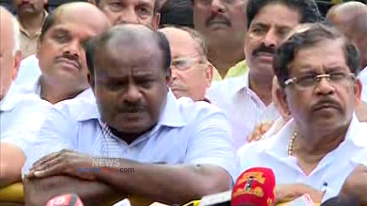 ఎమ్మెల్యేల పరేడ్ కు గవర్నర్ నో: సర్వత్రా ఉత్కంఠ ఎమ్మెల్యేల పరేడ్ కు గవర్నర్ నో: సర్వత్రా ఉత్కంఠ