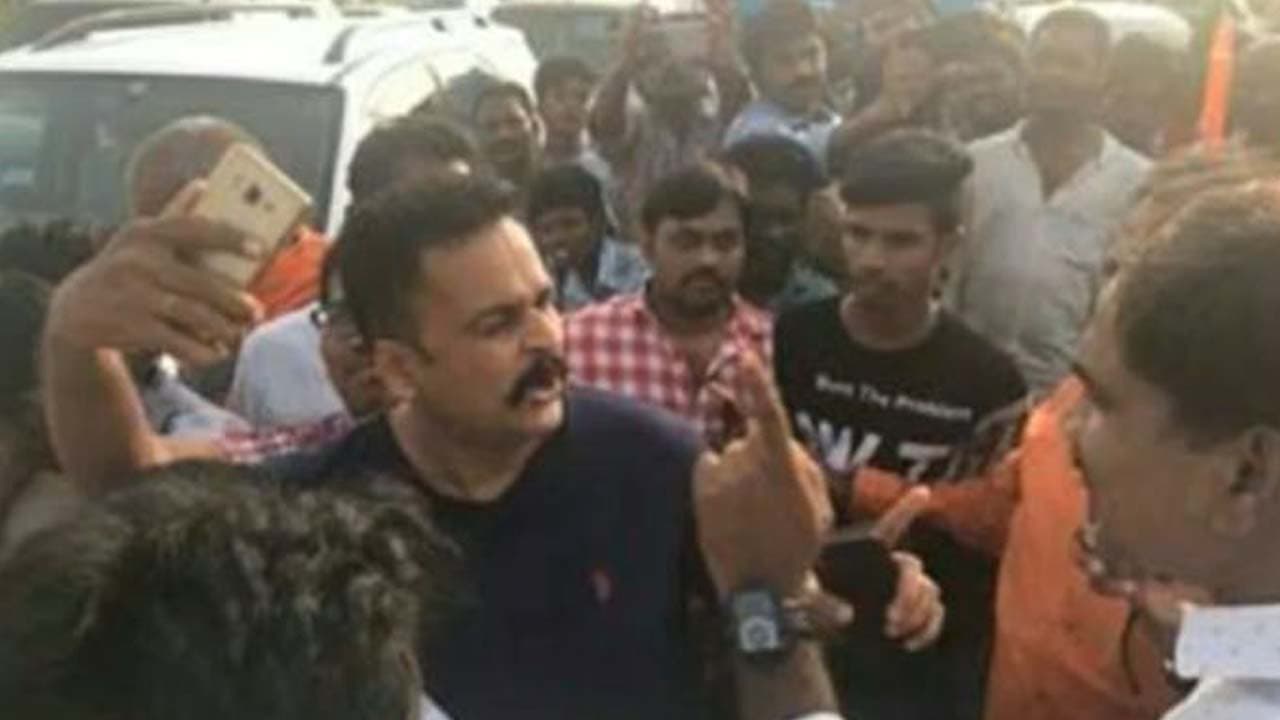 శివాజీకి చేదు అనుభవం, ఘెరావ్: హోదాపై తగ్గని హీరో శివాజీకి చేదు అనుభవం, ఘెరావ్: హోదాపై తగ్గని హీరో