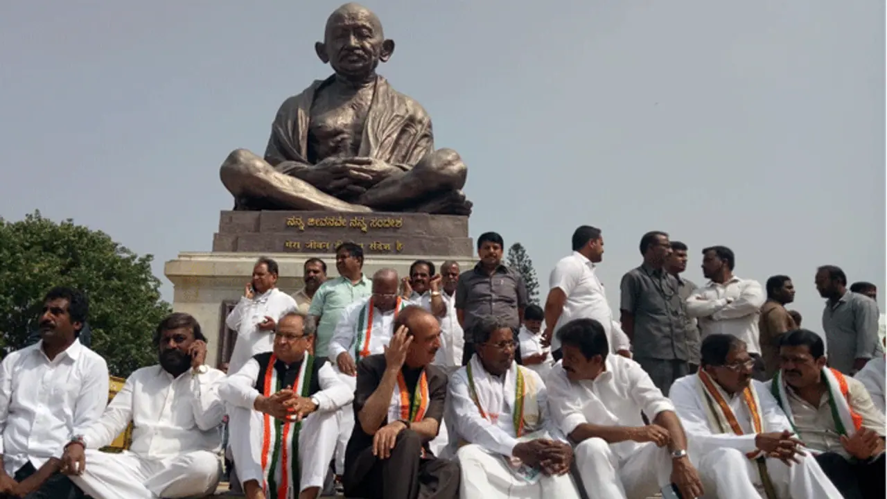 ಗಾಂಧಿ ಪ್ರತಿಮೆ ಬಳಿ ಸಿದ್ದರಾಮಯ್ಯ ನೇತೃತ್ವದಲ್ಲಿ ಪ್ರತಿಭಟನೆ