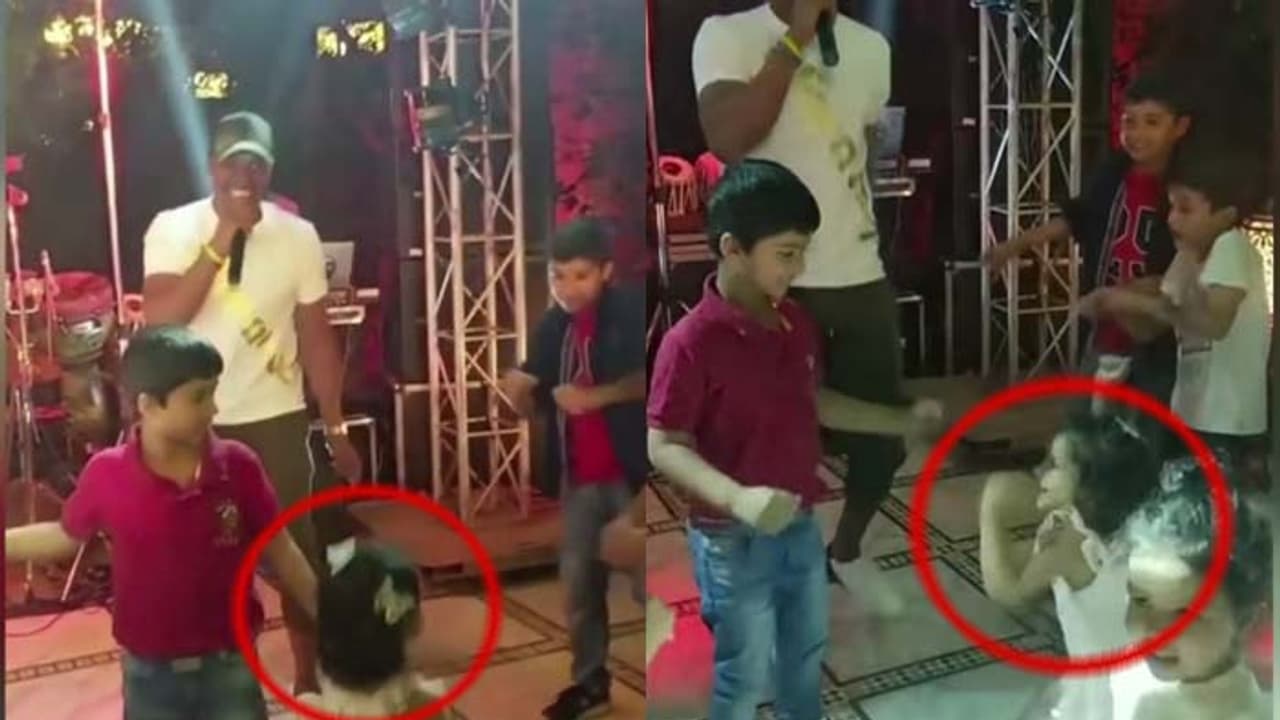 ధోనీ కూతురితో స్టెప్పులు: అదరగొట్టిన బ్రావో (వీడియో) ధోనీ కూతురితో స్టెప్పులు: అదరగొట్టిన బ్రావో (వీడియో)