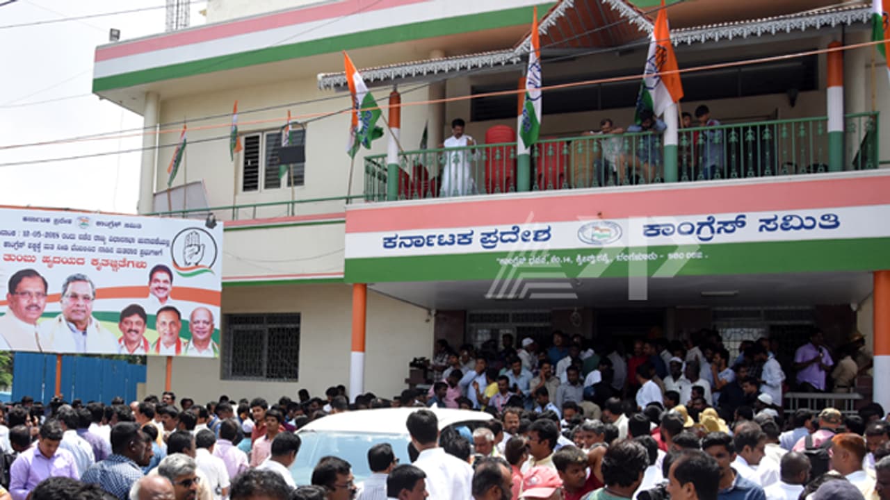 ವಿಧಾನಸಭೆ ಬೈ ಎಲೆಕ್ಷನ್ ಜತೆಗೆ ವಿಧಾನಪರಿಷತ್ ಚುನಾವಣೆಗೂ ಕೈ ಅಭ್ಯರ್ಥಿಗಳ ಘೋಷಣೆ ವಿಧಾನಸಭೆ ಬೈ ಎಲೆಕ್ಷನ್ ಜತೆಗೆ ವಿಧಾನಪರಿಷತ್ ಚುನಾವಣೆಗೂ ಕೈ ಅಭ್ಯರ್ಥಿಗಳ ಘೋಷಣೆ