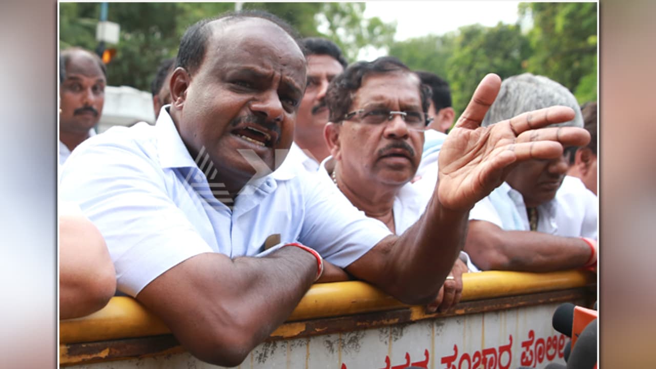 కొడుకు ఓటమిని తలచుకుని బోరున ఏడ్చిన మాజీ సీఎం: మీరు వద్దు, మీ ఓట్లు వద్దంటూ.... కొడుకు ఓటమిని తలచుకుని బోరున ఏడ్చిన మాజీ సీఎం: మీరు వద్దు, మీ ఓట్లు వద్దంటూ....