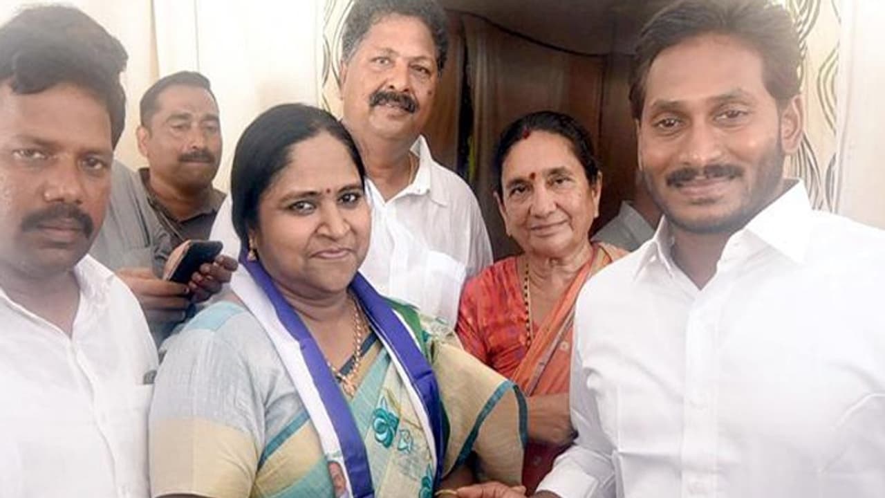 వైసీపీకి పెరుగుతున్న బలం.. పార్టీలోకి మరో ముఖ్య నేత వైసీపీకి పెరుగుతున్న బలం.. పార్టీలోకి మరో ముఖ్య నేత