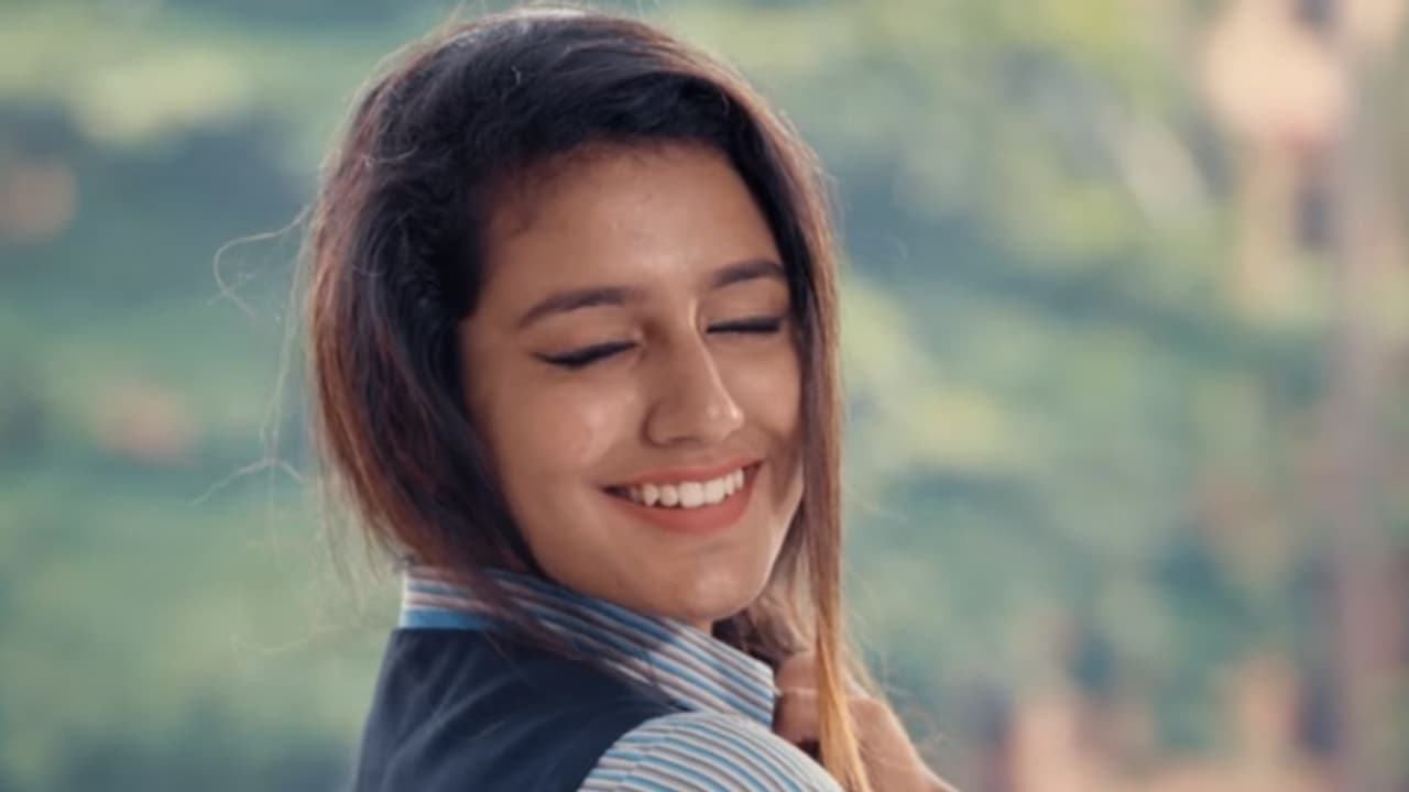 ప్రియా వారియర్ కు గౌన్ తెచ్చిన కష్టాలు! ప్రియా వారియర్ కు గౌన్ తెచ్చిన కష్టాలు!