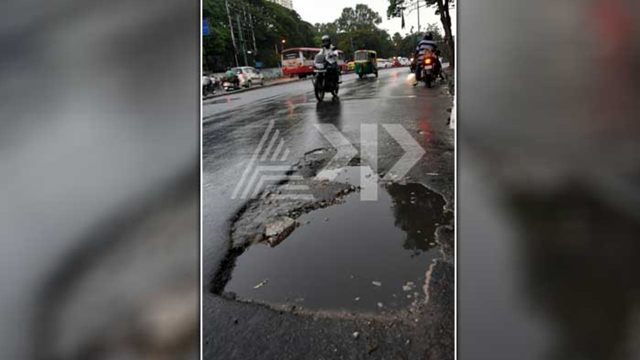 റോഡിലെ കുഴികളെടുത്ത ജീവനുകള് ഭീകരാക്രമണത്തെക്കാൾ കൂടുതലെന്ന് കോടതി! റോഡിലെ കുഴികളെടുത്ത ജീവനുകള് ഭീകരാക്രമണത്തെക്കാൾ കൂടുതലെന്ന് കോടതി!