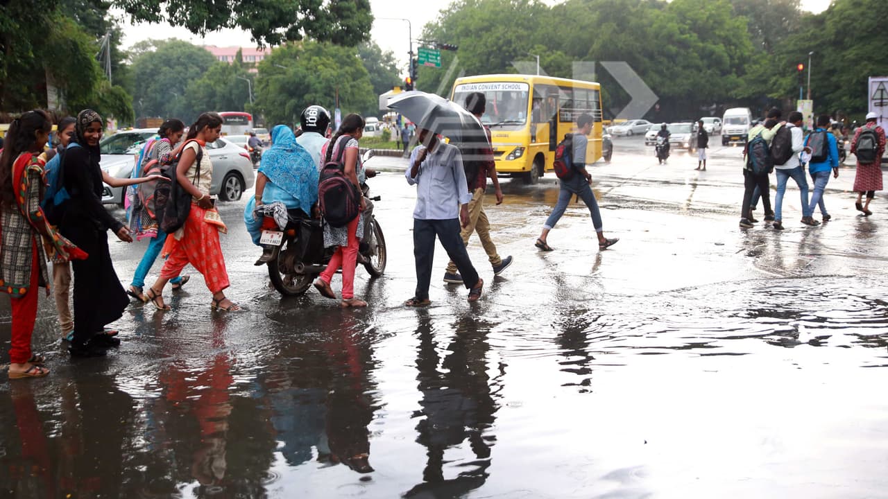 ರಾಜ್ಯದೆಲ್ಲೆಡೆ ಮುಂಗಾರು ಮಳೆ ಶುರು; ರೈತರ ಮೊಗದಲ್ಲಿ ಸಂತಸ ರಾಜ್ಯದೆಲ್ಲೆಡೆ ಮುಂಗಾರು ಮಳೆ ಶುರು; ರೈತರ ಮೊಗದಲ್ಲಿ ಸಂತಸ