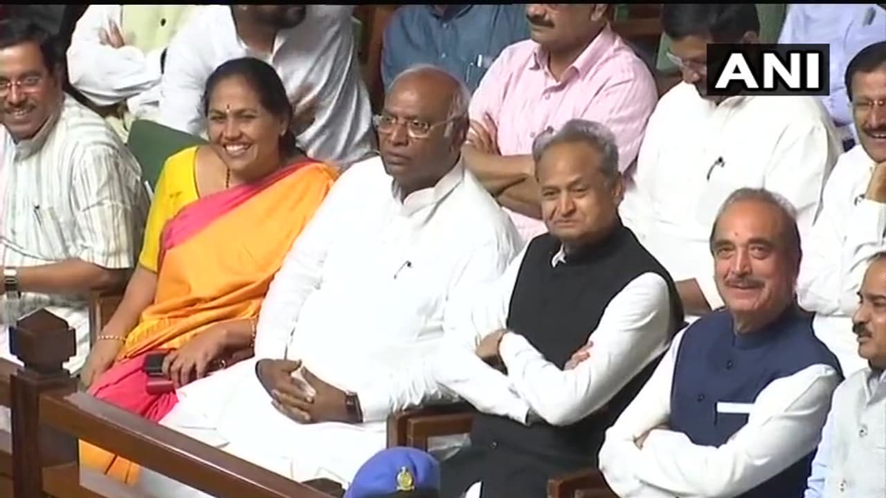 ವಿಶ್ವಾಸ ಮತ ಯಾಚಿಸುವಾಗ ಬಿಎಸ್ವೈ ಒಂಟಿಯಾಗಿದ್ದು ಏಕೆ? ವಿಶ್ವಾಸ ಮತ ಯಾಚಿಸುವಾಗ ಬಿಎಸ್ವೈ ಒಂಟಿಯಾಗಿದ್ದು ಏಕೆ?