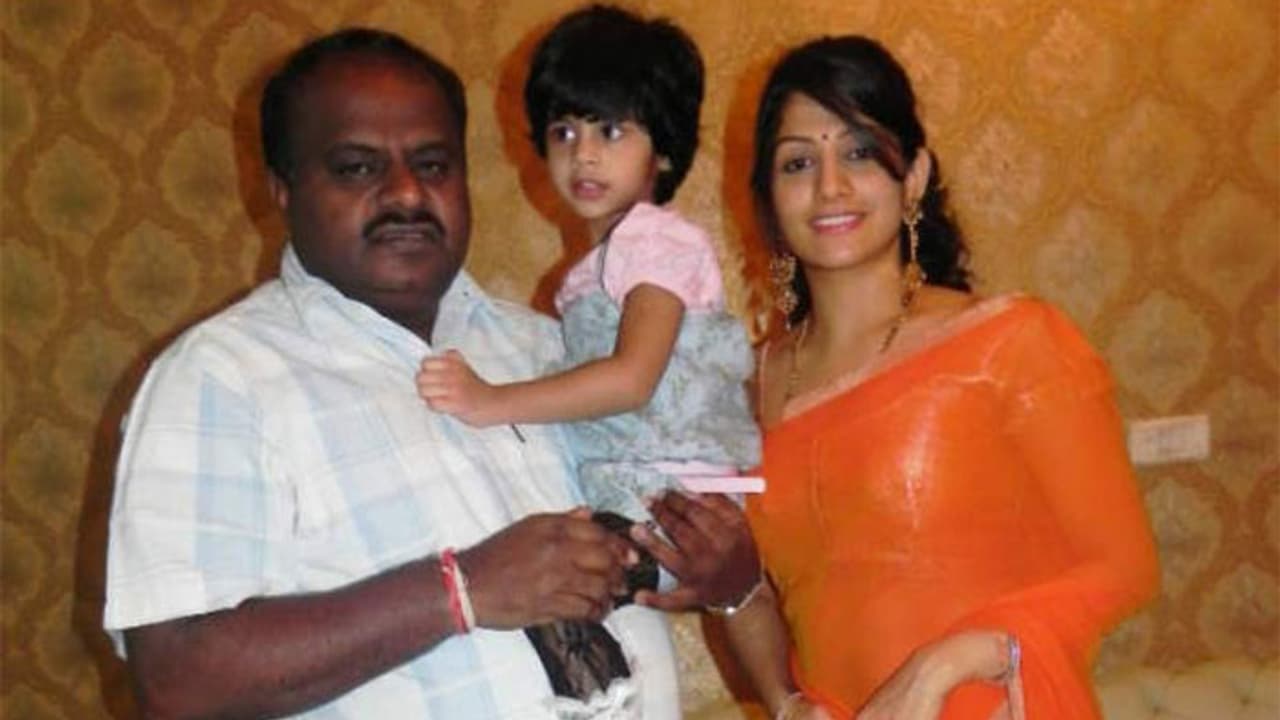 కాబోయే సీఎం భార్య హీరోయిన్ అట! కాబోయే సీఎం భార్య హీరోయిన్ అట!