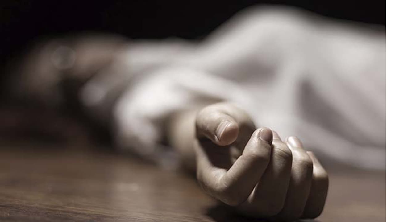 అక్రమ సంబంధమనే అనుమానం: లారీతో ఢీకొట్టి భార్యను చంపేశాడు అక్రమ సంబంధమనే అనుమానం: లారీతో ఢీకొట్టి భార్యను చంపేశాడు