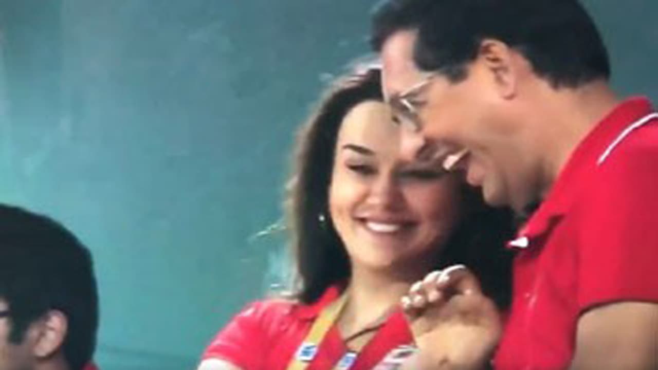 అడ్డంగా దోరికిన ప్రీతి జింతా (వీడియో) అడ్డంగా దోరికిన ప్రీతి జింతా (వీడియో)