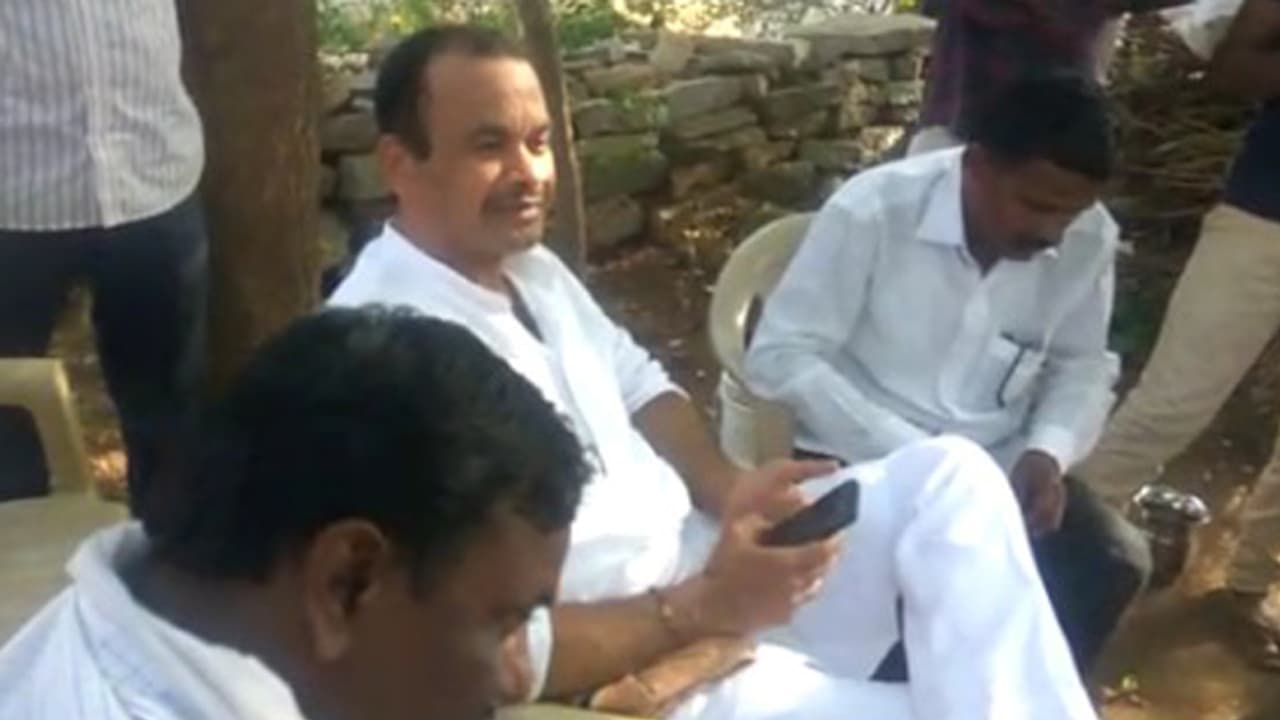 ఈటల రాజేందర్ నాకు బామ్మర్ది : కోమటిరెడ్డి (వీడియో) ఈటల రాజేందర్ నాకు బామ్మర్ది : కోమటిరెడ్డి (వీడియో)