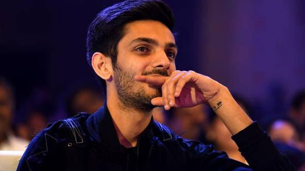 சும்மா கிழிச்சிட்ட கண்ணா... ரஜினியின் ரெக்கார்ட் பிரேக்கிங்கிற்கு ஆப்பு... ஐயப்பன் பாடலை காப்பியடித்த அனிரூத்... ஆதாரத்துடன் வறுத்தெடுக்கும் நெட்டிசன்கள்...! சும்மா கிழிச்சிட்ட கண்ணா... ரஜினியின் ரெக்கார்ட் பிரேக்கிங்கிற்கு ஆப்பு... ஐயப்பன் பாடலை காப்பியடித்த அனிரூத்... ஆதாரத்துடன் வறுத்தெடுக்கும் நெட்டிசன்கள்...!