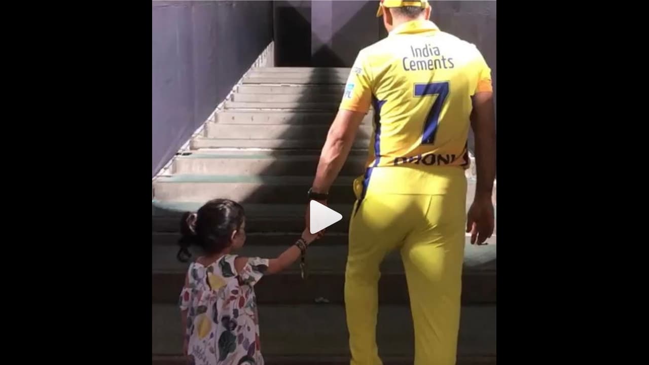 చివరిసారిగా జీవా నాకు కంపెనీ ఇచ్చింది : ధోనీ (వీడియో) చివరిసారిగా జీవా నాకు కంపెనీ ఇచ్చింది : ధోనీ (వీడియో)