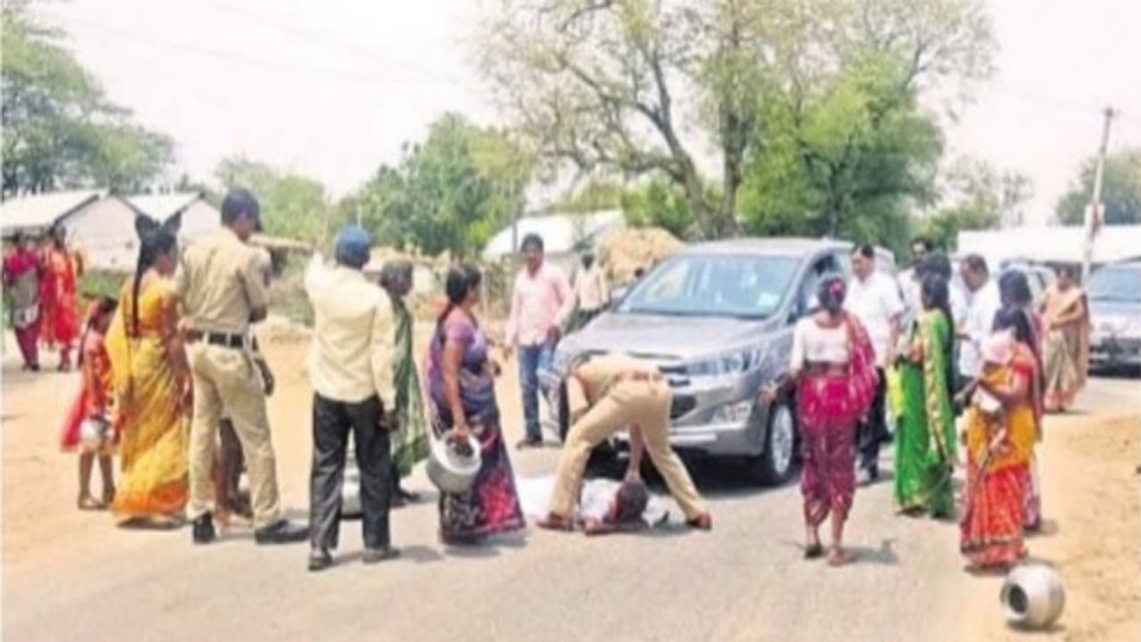 ఎమ్మెల్యేకు చేదు అనుభవం..చుక్కలు చూపించిన గ్రామస్థులు ఎమ్మెల్యేకు చేదు అనుభవం..చుక్కలు చూపించిన గ్రామస్థులు