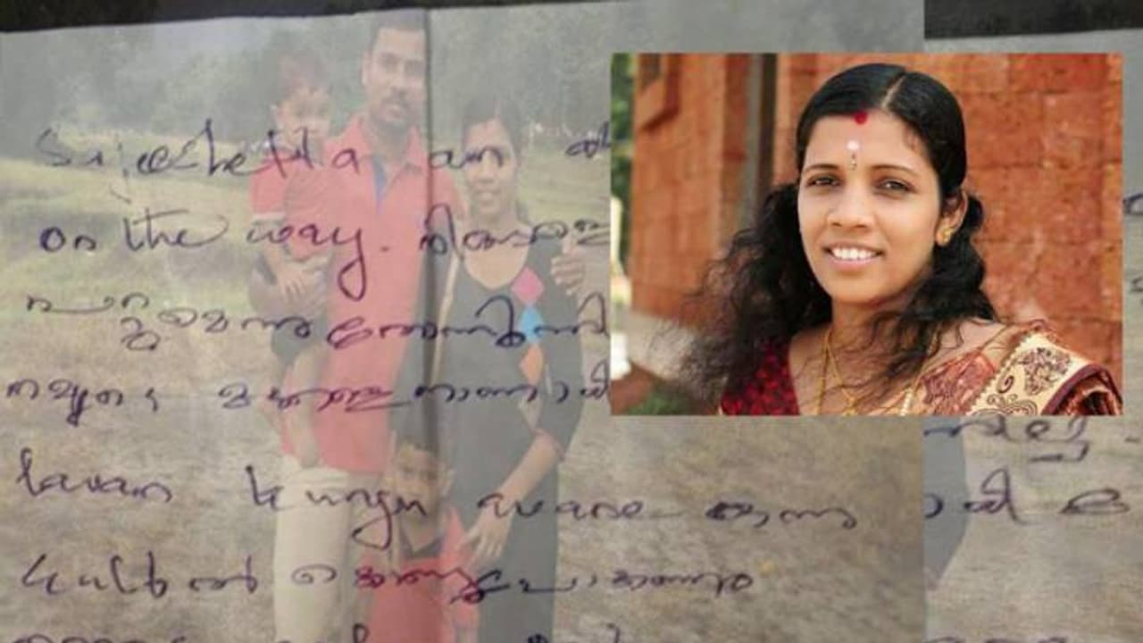 ನಿಫಾಹ್ ವೈರಸ್ ಗೆ ನರ್ಸ್ ಬಲಿ: ಕಂಬನಿ ಮಿಡಿದ ಕೇರಳ ನಿಫಾಹ್ ವೈರಸ್ ಗೆ ನರ್ಸ್ ಬಲಿ: ಕಂಬನಿ ಮಿಡಿದ ಕೇರಳ