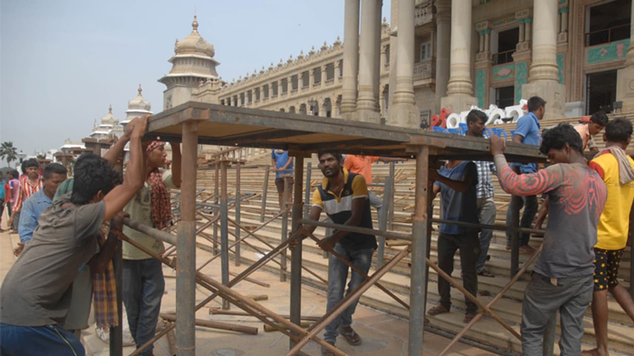 ಪಟ್ಟಾಭಿಷೇಕಕ್ಕೆ ಟೆಂಟ್ ರೆಡಿ : ಶಕ್ತಿಸೌಧದಲ್ಲಿ ಹೋಮಗಳದ್ದೆ ಸದ್ದು ಪಟ್ಟಾಭಿಷೇಕಕ್ಕೆ ಟೆಂಟ್ ರೆಡಿ : ಶಕ್ತಿಸೌಧದಲ್ಲಿ ಹೋಮಗಳದ್ದೆ ಸದ್ದು