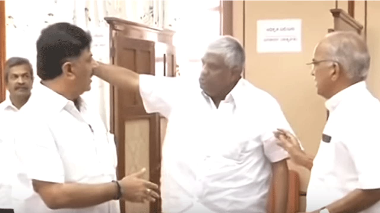 ಬಹುಮತ ಸಾಬೀತು ದಿನ ಡಿಕೆಶಿ ರೇವಣ್ಣ ನಡುವೆ ವಿಧಾನಸೌಧದಲ್ಲೇ ಜಗಳವಾಗಿತ್ತೆ? ಬಹುಮತ ಸಾಬೀತು ದಿನ ಡಿಕೆಶಿ ರೇವಣ್ಣ ನಡುವೆ ವಿಧಾನಸೌಧದಲ್ಲೇ ಜಗಳವಾಗಿತ್ತೆ?